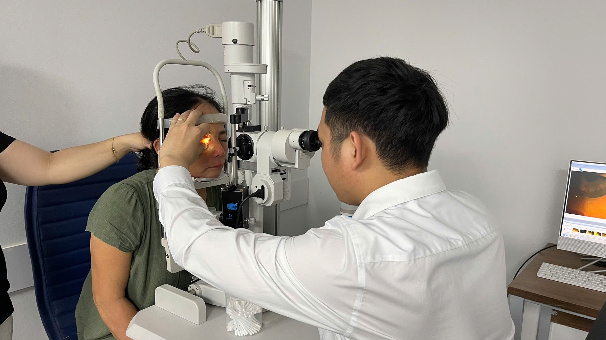 Một phụ nữ tho&aacute;t khỏi m&ugrave; mắt nhờ cấp cứu kịp thời sau khi bị ong đốt - Ảnh 2.