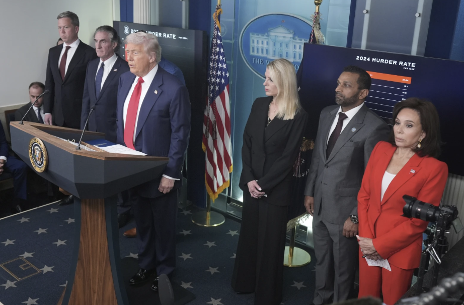 Chính quyền Tổng thống Donald Trump “gây bão” tại Washington- Ảnh 1.