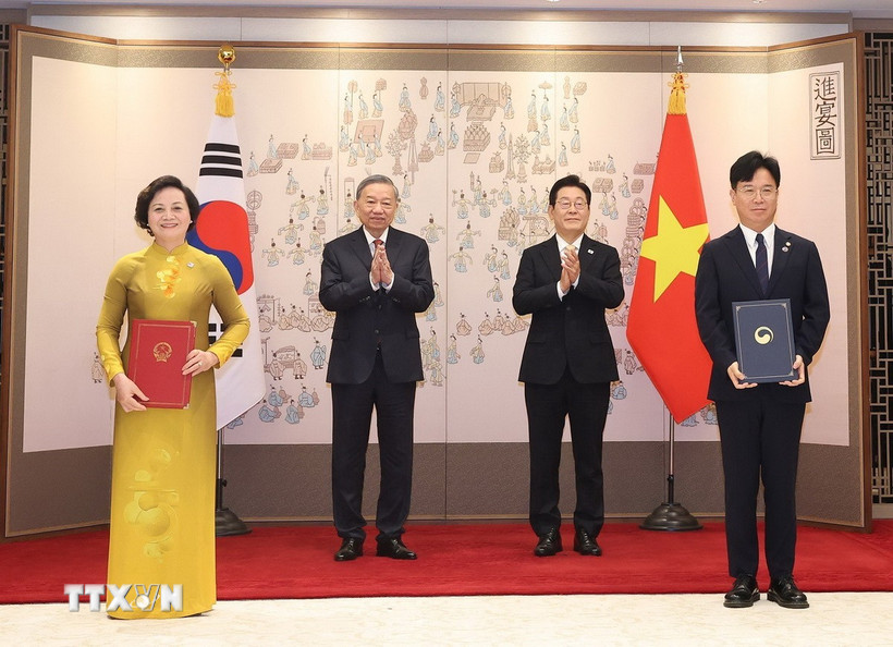 Tổng B&iacute; thư T&ocirc; L&acirc;m chứng kiến Lễ trao c&aacute;c văn kiện hợp t&aacute;c Việt Nam - H&agrave;n Quốc- Ảnh 1.