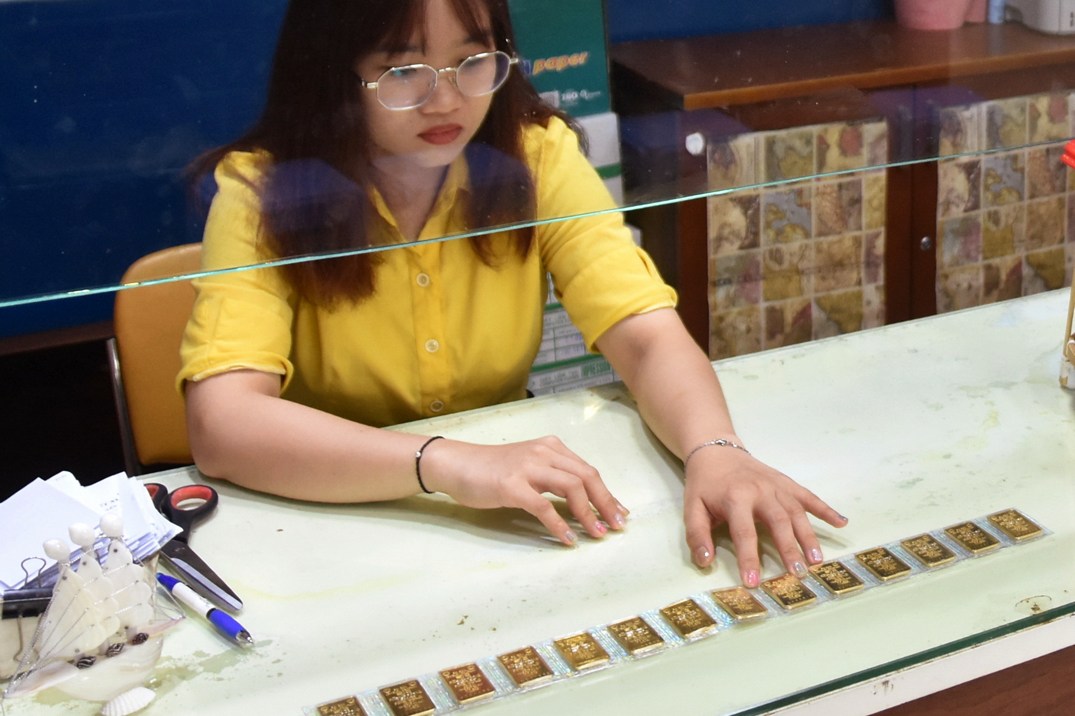 Ngược giá thế giới, giá vàng miếng SJC neo cao ở vùng đỉnh- Ảnh 1.