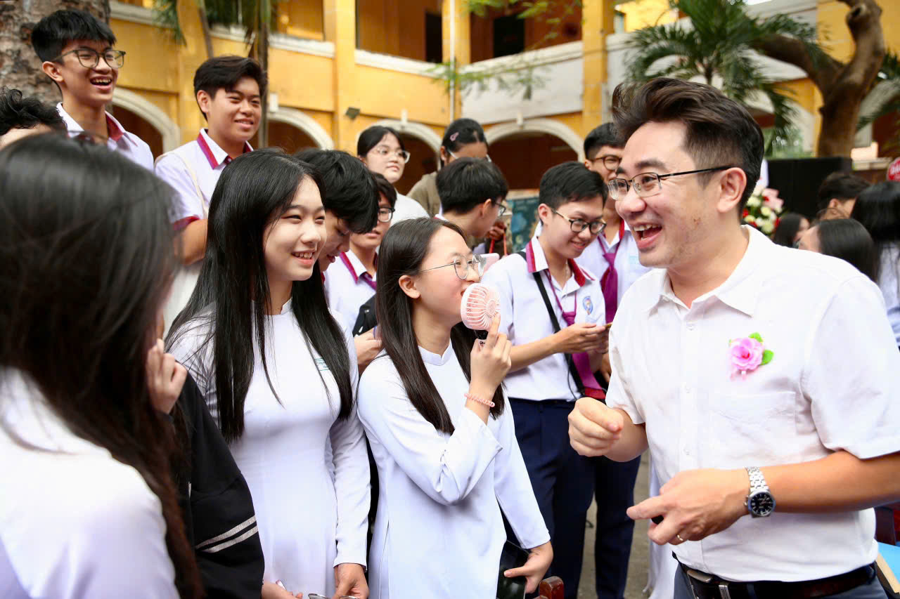 Gỡ vướng về bố tr&iacute; đội ngũ c&ocirc;ng chức gi&aacute;o dục- Ảnh 1.