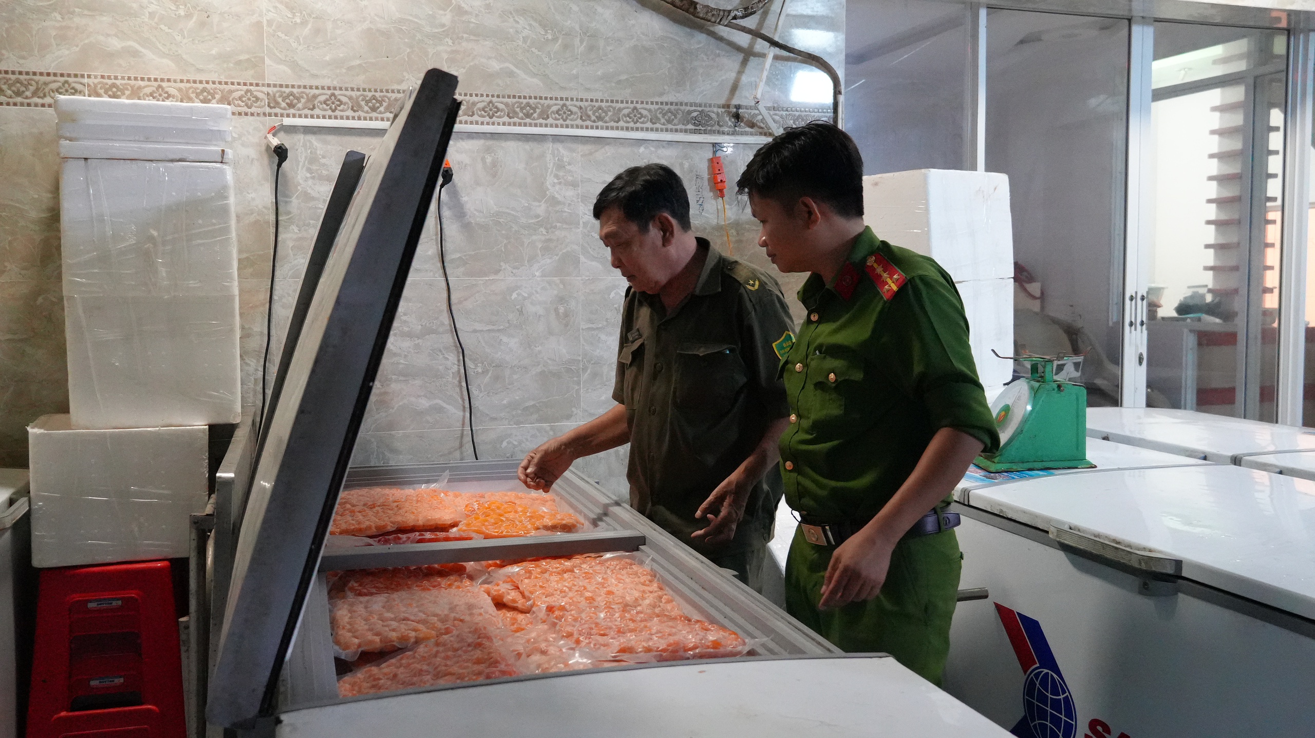 VIDEO: Bất ngờ số thịt, mỡ động vật trong 2 kho lạnh ở Đồng Th&aacute;p- Ảnh 2.