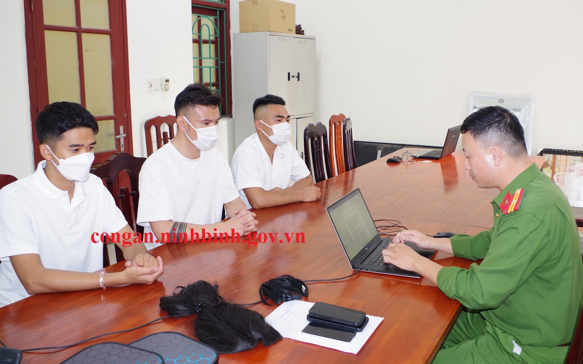 Vụ đôi nam nữ diễn "cảnh nóng" trên xe Mercedes màu đỏ: Thông tin từ Công an