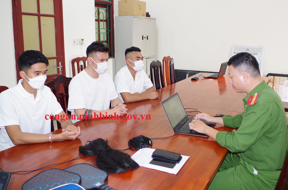 Vụ đ&ocirc;i nam nữ diễn "cảnh n&oacute;ng" tr&ecirc;n xe Mercedes m&agrave;u đỏ: Th&ocirc;ng tin từ C&ocirc;ng an- Ảnh 1.