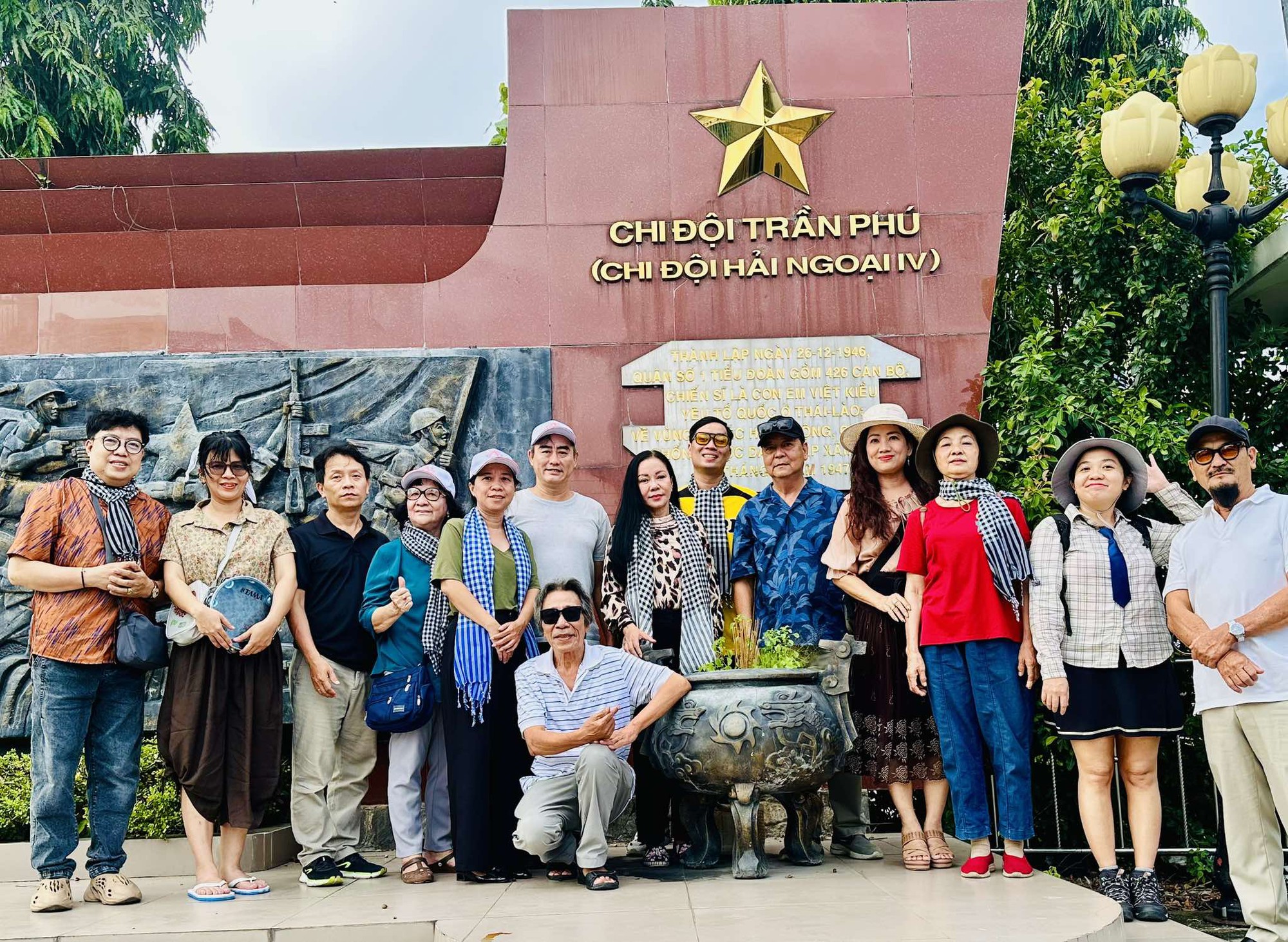 Nghệ sĩ, T&aacute;c giả s&acirc;n khấu TP HCM dạt d&agrave;o cảm x&uacute;c khi đến Tr&agrave;m Chim, Sa Đ&eacute;c - Ảnh 1.
