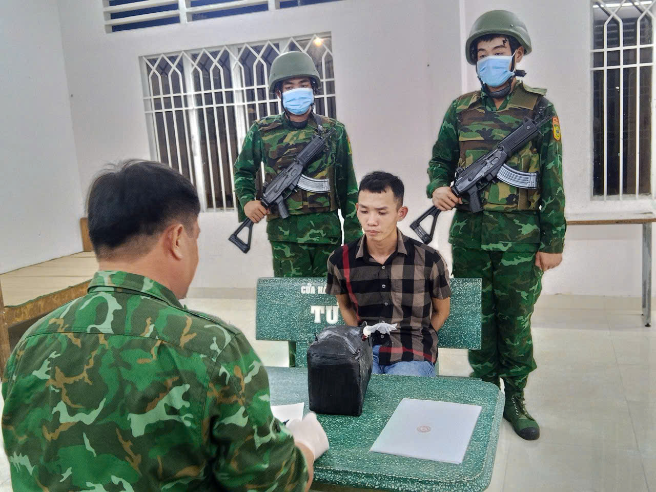Kịch t&iacute;nh v&acirc;y bắt tội phạm ở bi&ecirc;n giới- Ảnh 1.