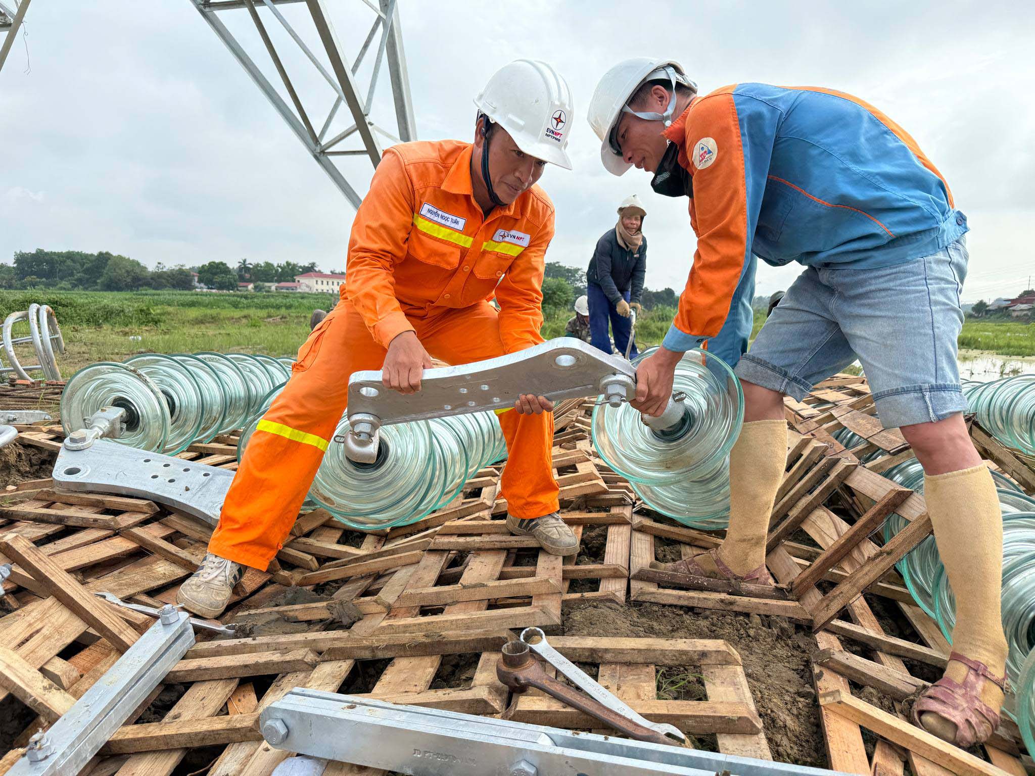 Tổng lực đưa đường d&acirc;y 500 KV L&agrave;o Cai - Vĩnh Y&ecirc;n về đ&iacute;ch- Ảnh 2.