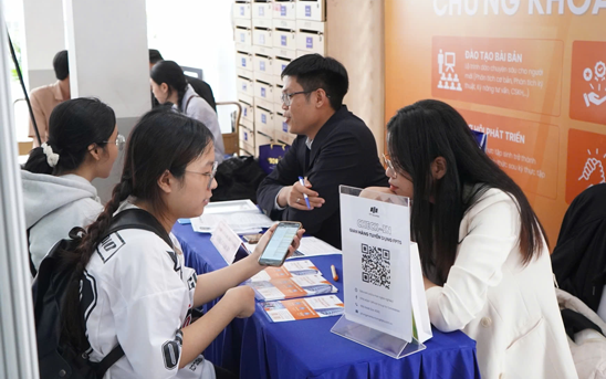 TP HCM đào tạo 3 triệu người dân có kiến thức AI để phát triển kinh tế bền vững - Ảnh 1.