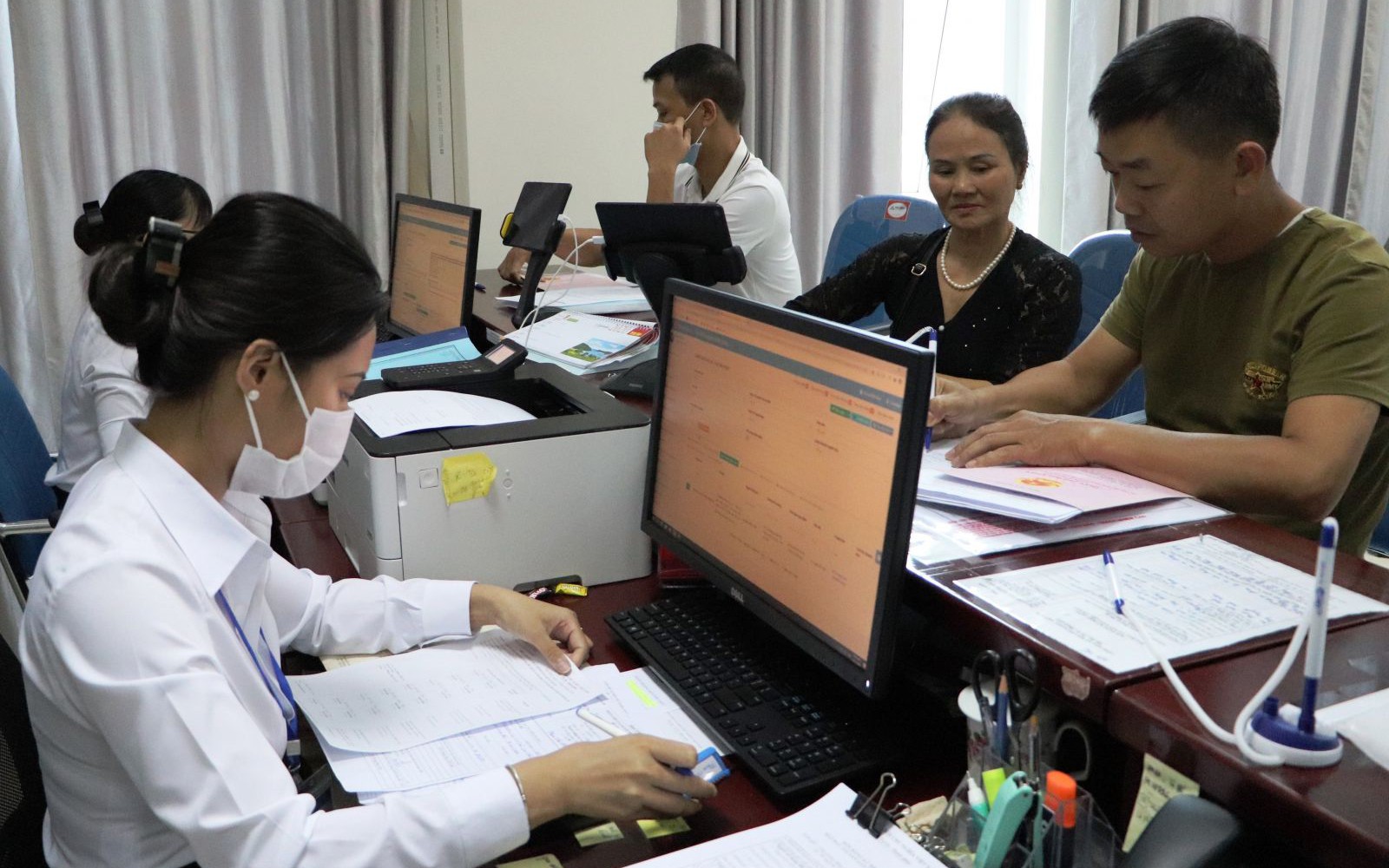 Vì sao hơn 35.000 viên chức thôi việc trong 3 năm?