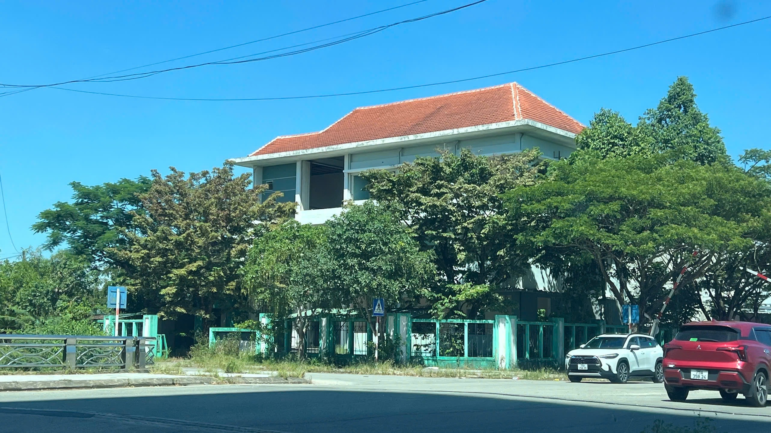 Trụ sở hoang phế ở Huế: H&igrave;nh ảnh x&oacute;t xa từ c&aacute;c c&ocirc;ng sở cũ - Ảnh 6.