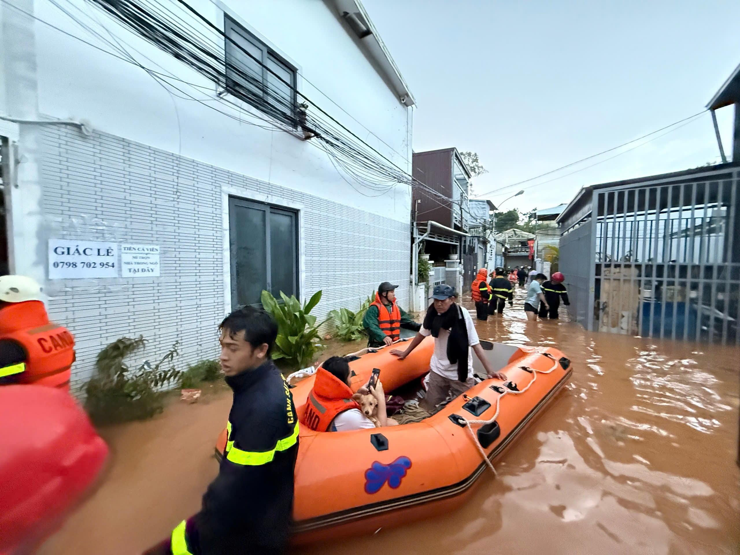 Đưa 40 hộ dân bị cô lập khỏi rốn ngập ở Đà Lạt đến nơi an toàn- Ảnh 3.