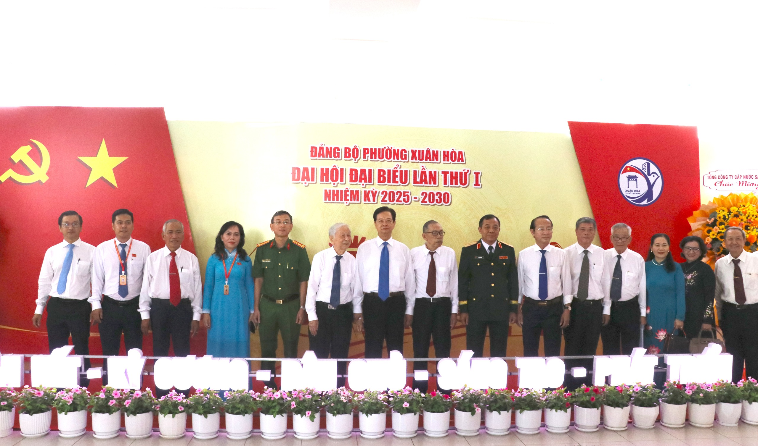 Nguy&ecirc;n Thủ tướng Nguyễn Tấn Dũng dự đại hội phường Xu&acirc;n H&ograve;a - Ảnh 3.