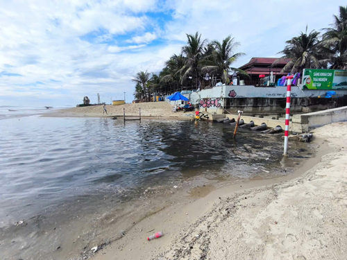 Bãi biển Đà Nẵng ô nhiễm từ các cửa xả- Ảnh 1.