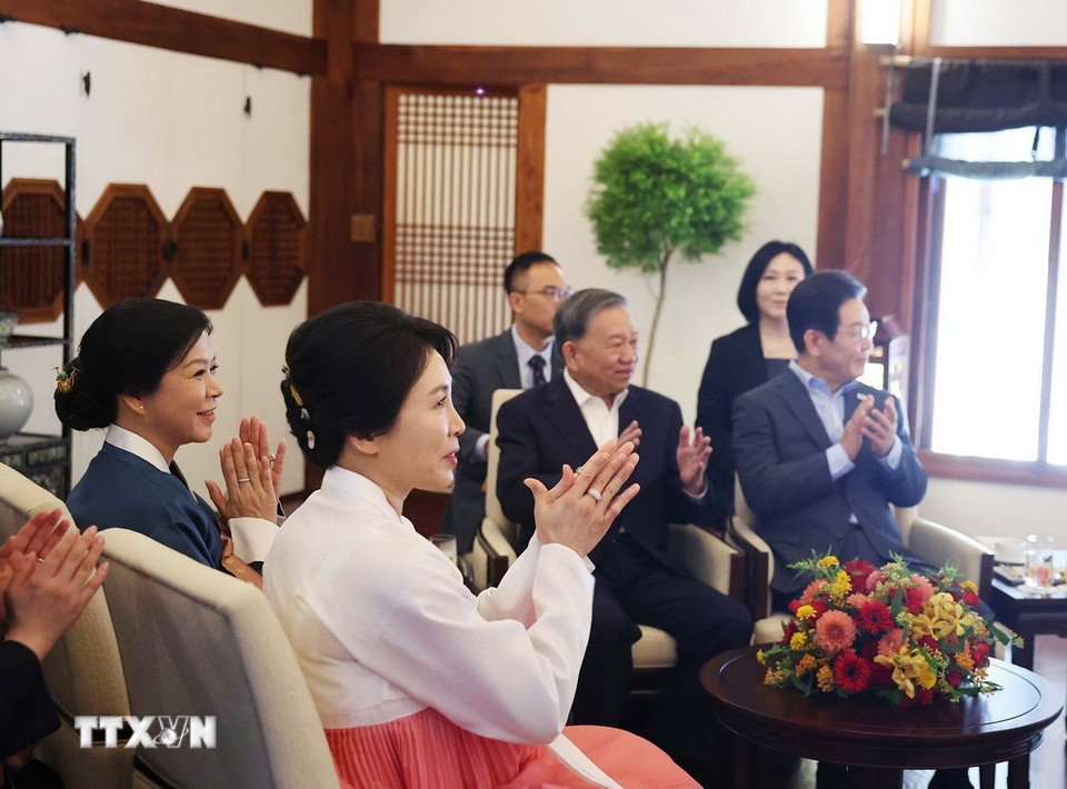 Tổng Bí thư Tô Lâm và Phu nhân cùng Tổng thống Hàn Quốc và Phu nhân dự tiệc trà- Ảnh 16.