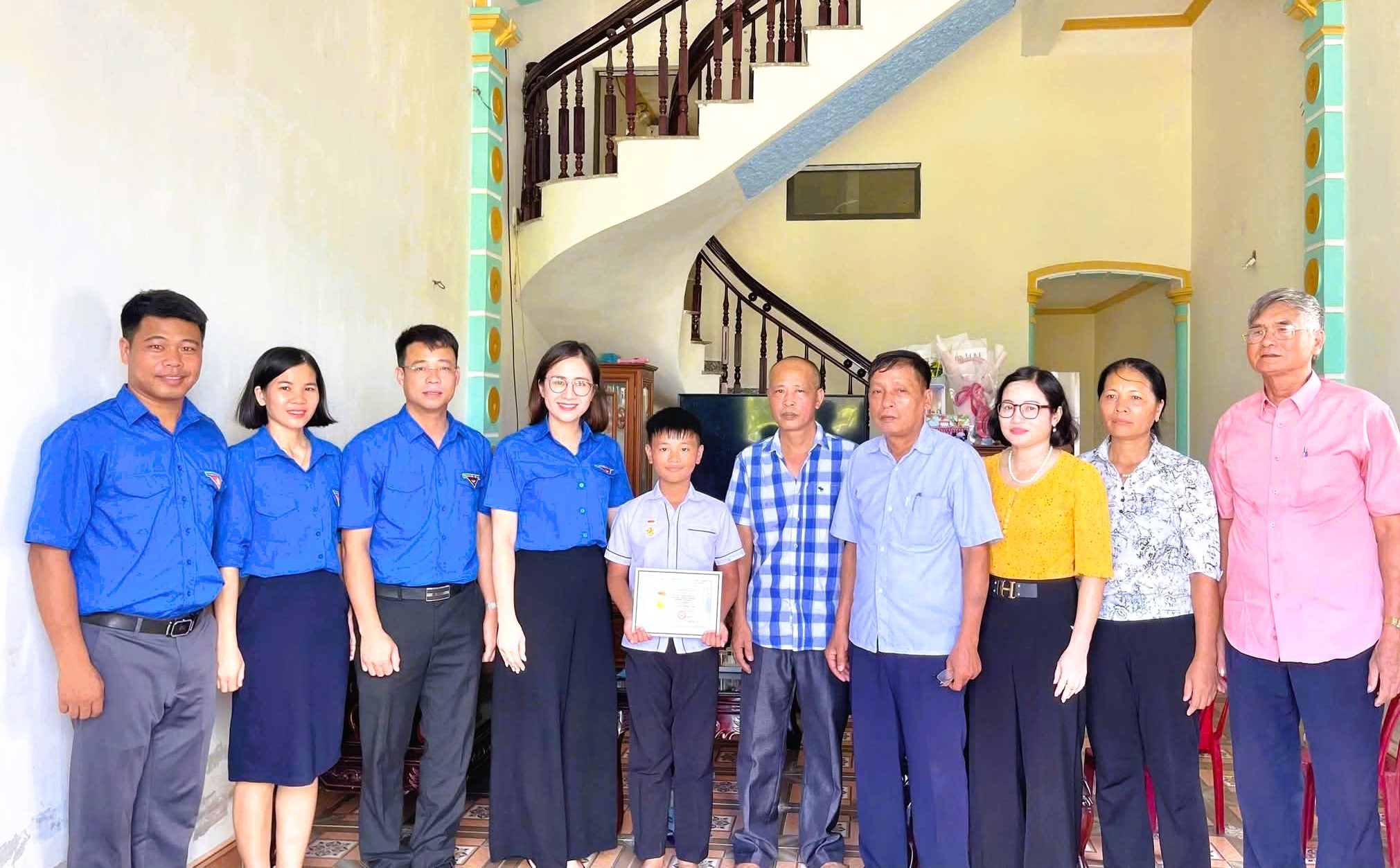 Trao Huy hiệu "Tuổi trẻ dũng cảm" cho nam sinh lớp 6 cứu em nhỏ dưới mương nước- Ảnh 2.