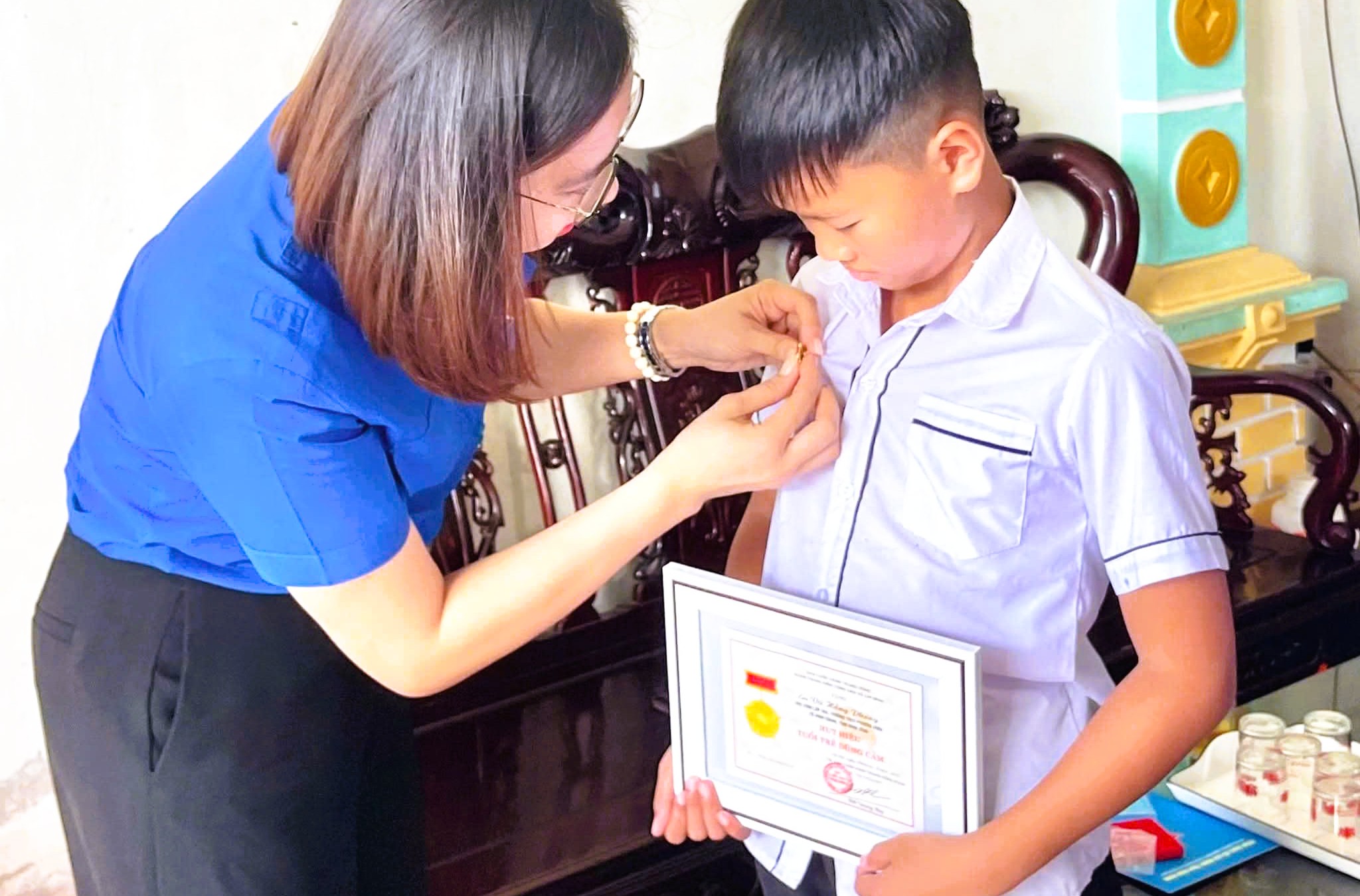 Trao Huy hiệu "Tuổi trẻ dũng cảm" cho nam sinh lớp 6 cứu em nhỏ dưới mương nước- Ảnh 1.