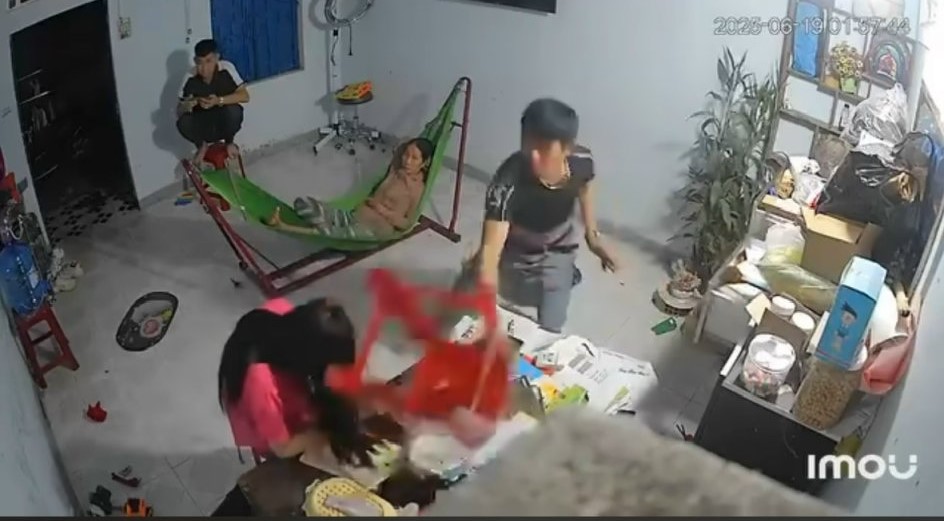 Phẫn nộ cảnh anh trai dùng ghế nhựa đánh tới tấp vào đầu em gái ở Quảng Ngãi - Ảnh 1.