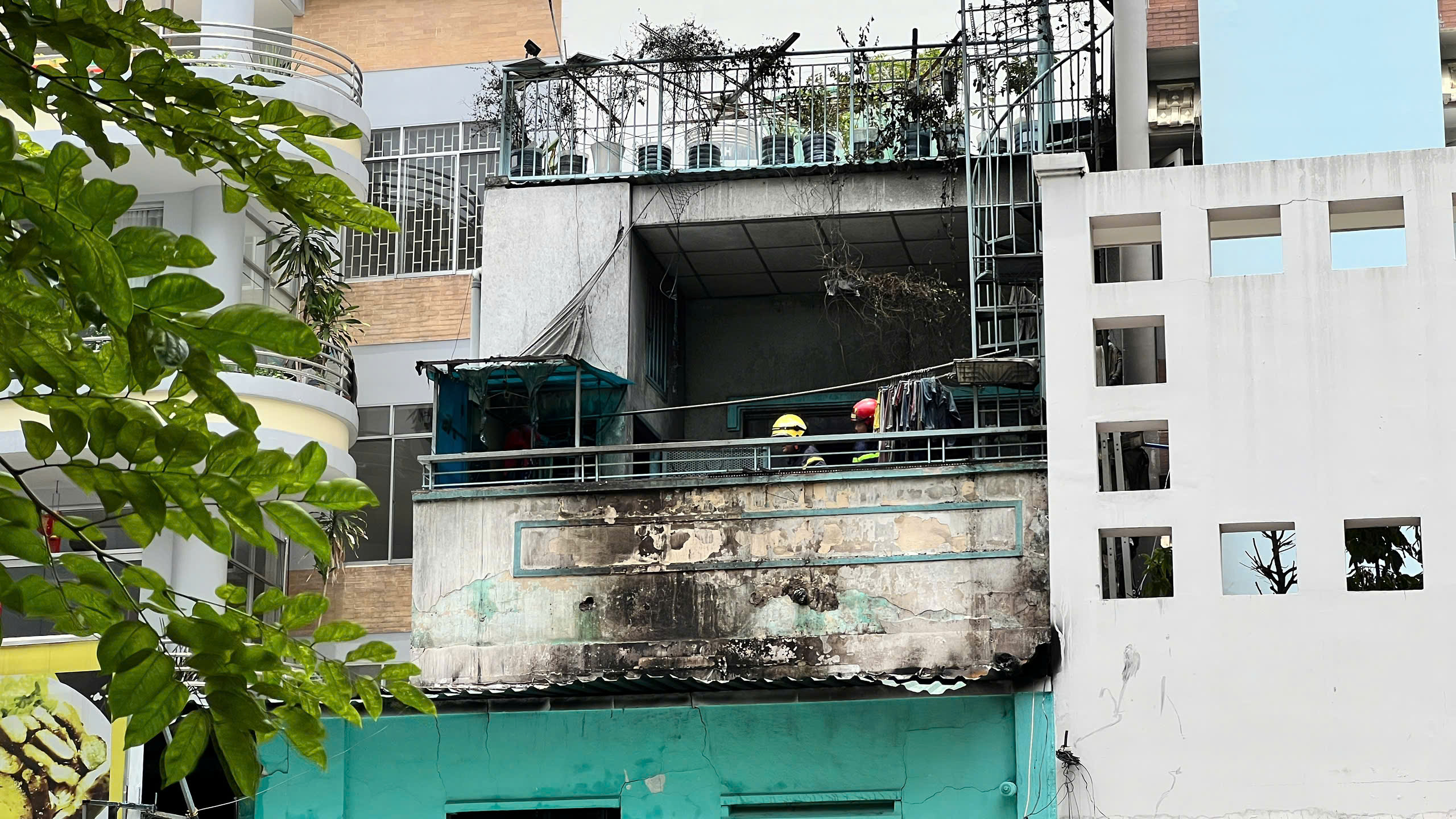 Cháy nhà mặt tiền ở phường Vườn Lài, cảnh sát đang điều tra nguyên nhân- Ảnh 1.