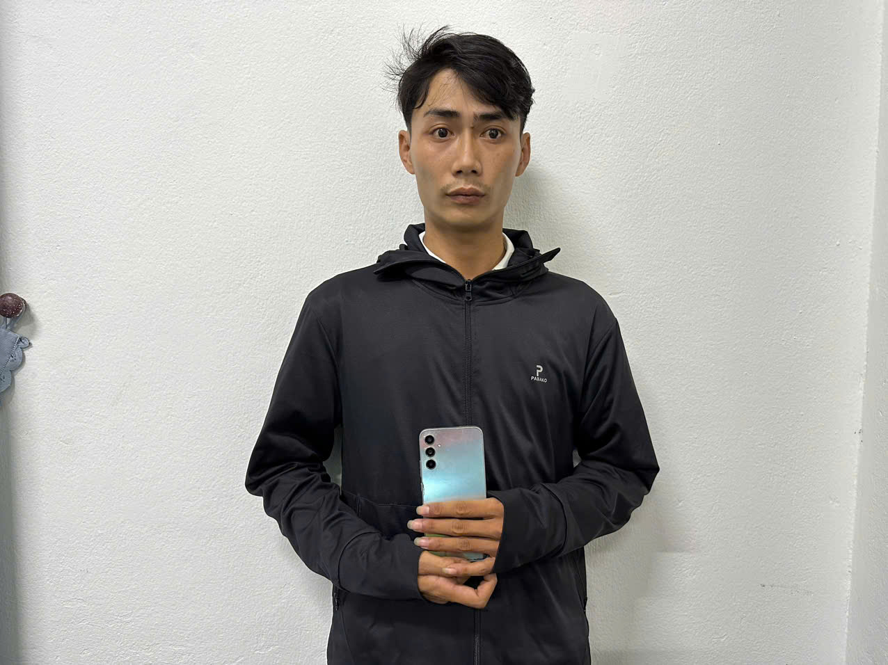 Bắt giữ kẻ trộm 17 chiếc iPhone ở Đà Nẵng , đối tượng 22 tuổi bị Bắt - Ảnh 2.