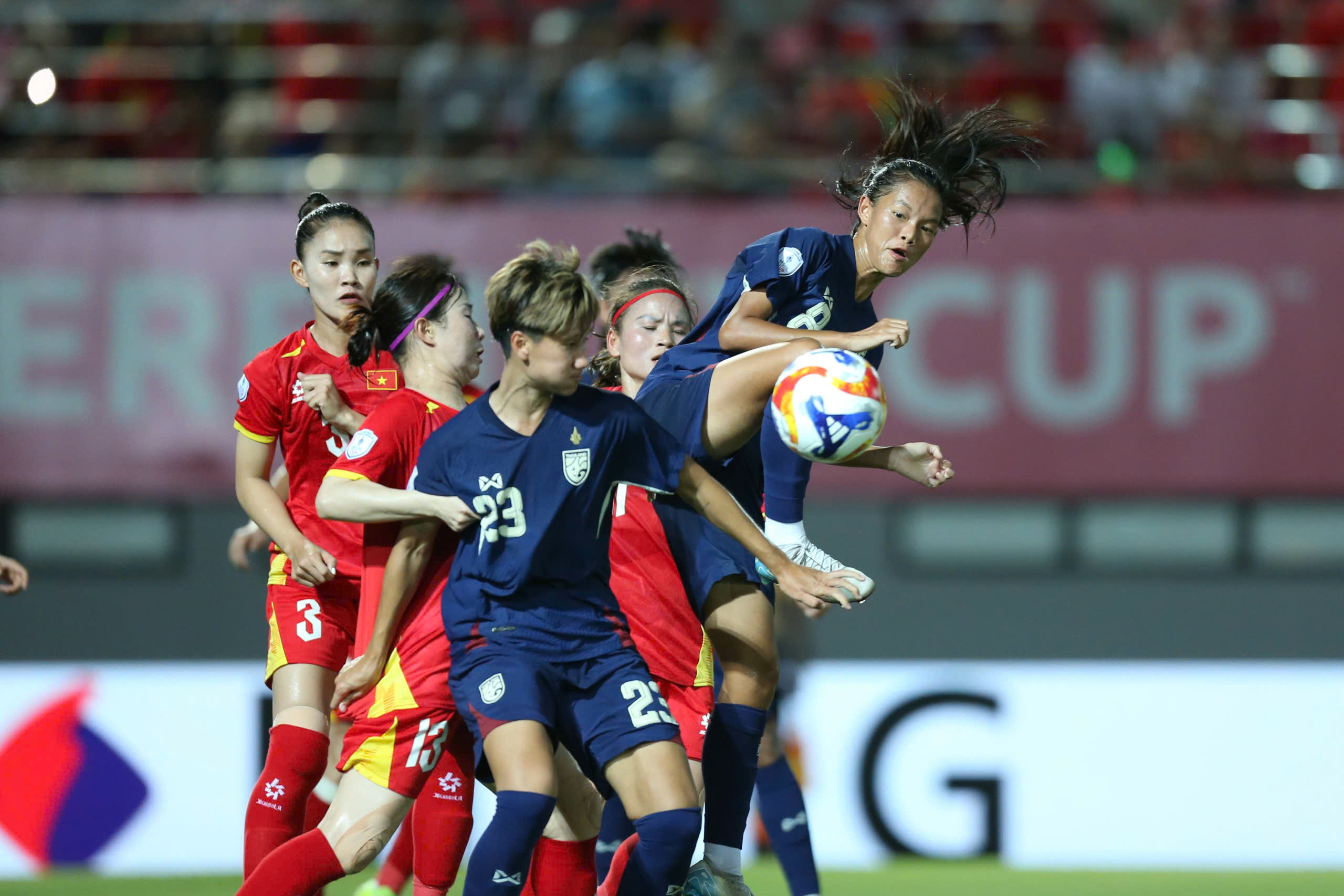 Nữ Việt Nam hạ Th&aacute;i Lan gi&agrave;nh ng&ocirc;i đầu bảng, bước v&agrave;o b&aacute;n kết ASEAN Cup nữ 2025 - Ảnh 2.