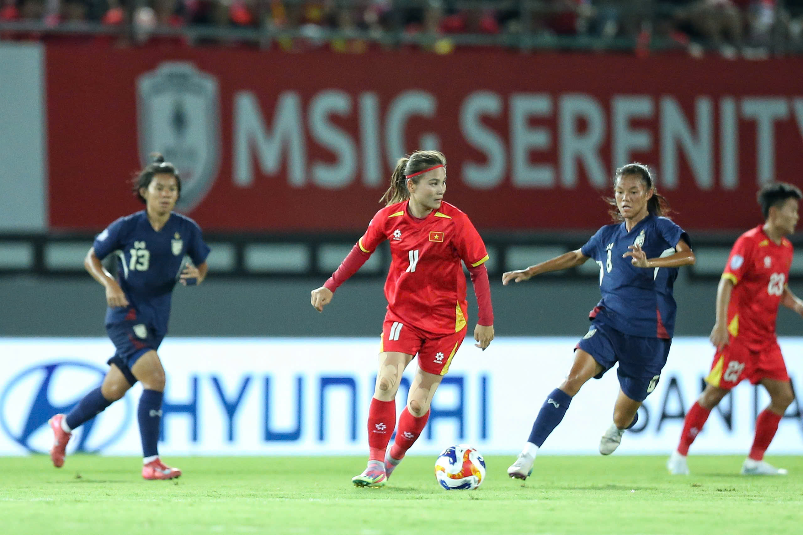 Nữ Việt Nam hạ Th&aacute;i Lan gi&agrave;nh ng&ocirc;i đầu bảng, bước v&agrave;o b&aacute;n kết ASEAN Cup nữ 2025 - Ảnh 1.