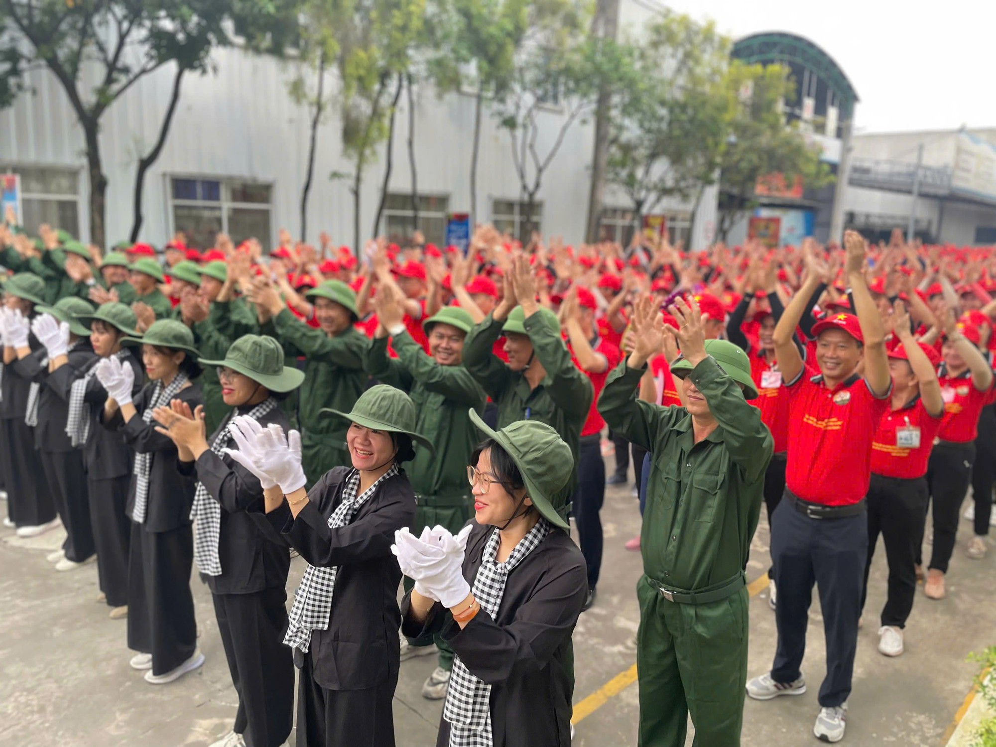 Buổi ch&agrave;o cờ đặc biệt ở một doanh nghiệp c&oacute; 1.300 c&ocirc;ng nh&acirc;n tại TP HCM- Ảnh 2.