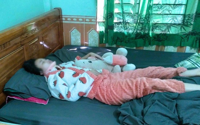 Nữ sinh đ&aacute;nh nhau giữa s&acirc;n trường: Nh&oacute;m bạn reo h&ograve; cổ vũ cuộc s&ocirc; - l&ocirc; - Ảnh 2.
