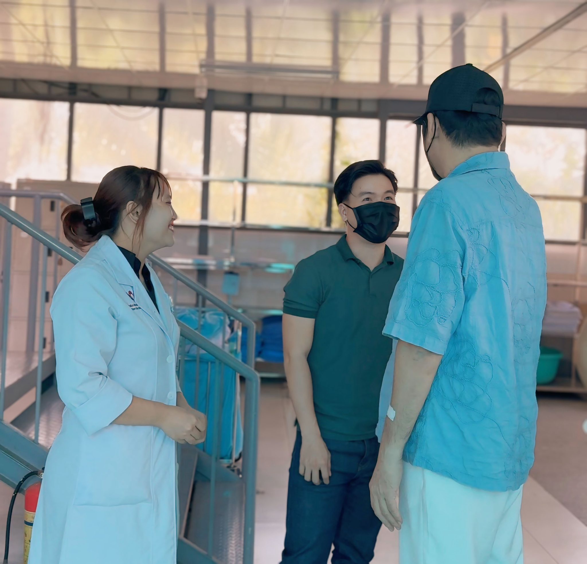 Diễn vi&ecirc;n Huỳnh Anh Tuấn lộ diện sau đột quỵ, nhận nhiều lời ch&uacute;c- Ảnh 2.