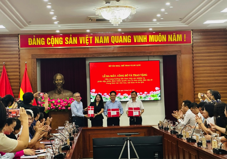 Ra mắt cẩm nang lĩnh vực VH-TT-DL tại ch&iacute;nh quyền địa phương 2 cấp- Ảnh 1.
