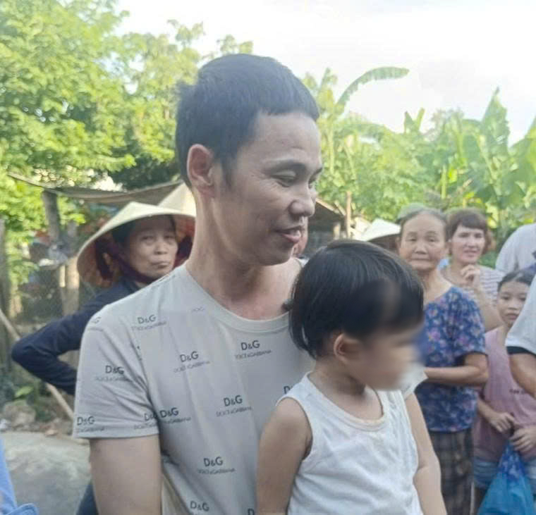 Vụ "gà lôi trắng": Anh Thái Khắc Thành xúc động trở về nhà trùng phùng vợ con, người thân - Ảnh 2.