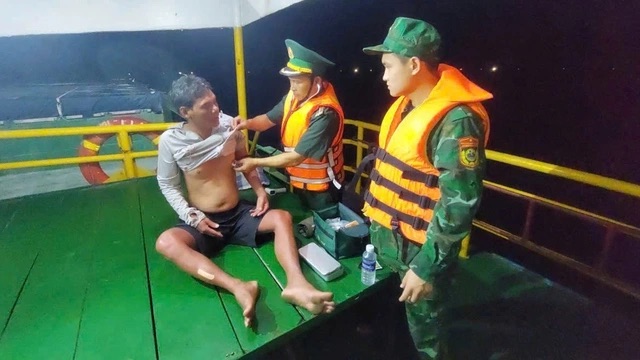 T&agrave;u sắt đ&acirc;m ch&igrave;m t&agrave;u c&aacute;, ngư d&acirc;n sống s&oacute;t kỳ diệu sau hơn 24 giờ tr&ocirc;i dạt- Ảnh 1.