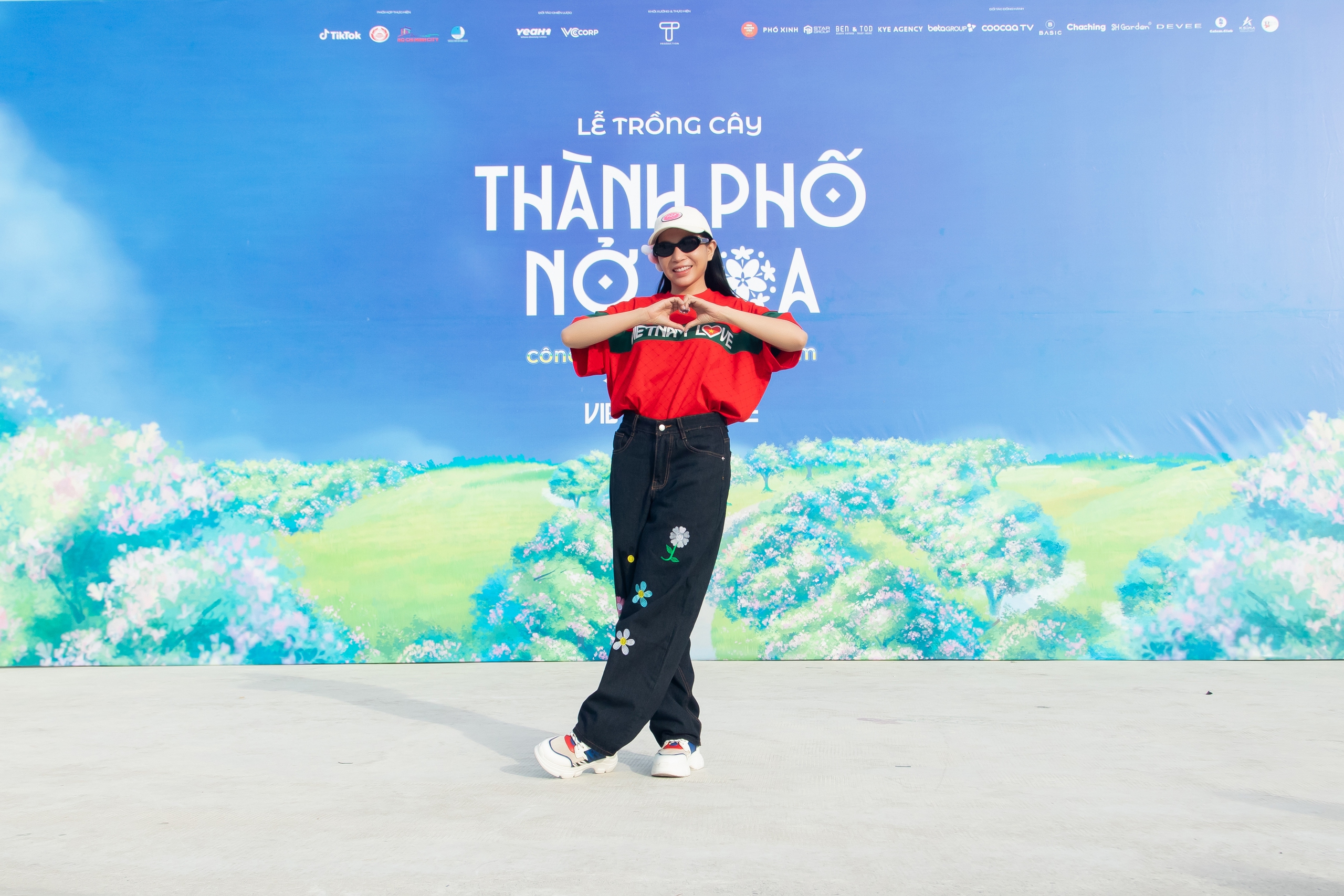 Hồ Ngọc Hà và dàn sao Việt trồng cây lúc bình minh - Ảnh 7.