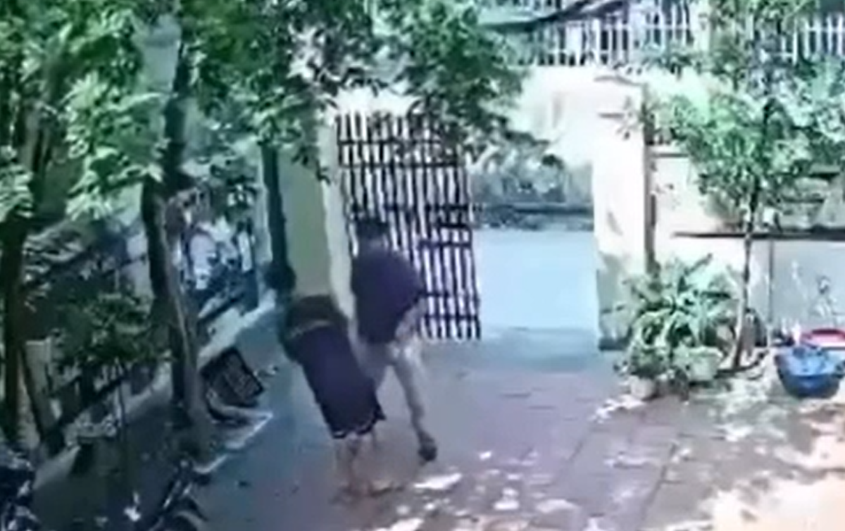 VIDEO: X&ocirc;n xao clip thầy gi&aacute;o tới nh&agrave; t&aacute;t tới tấp v&agrave;o mặt học sinh- Ảnh 1.