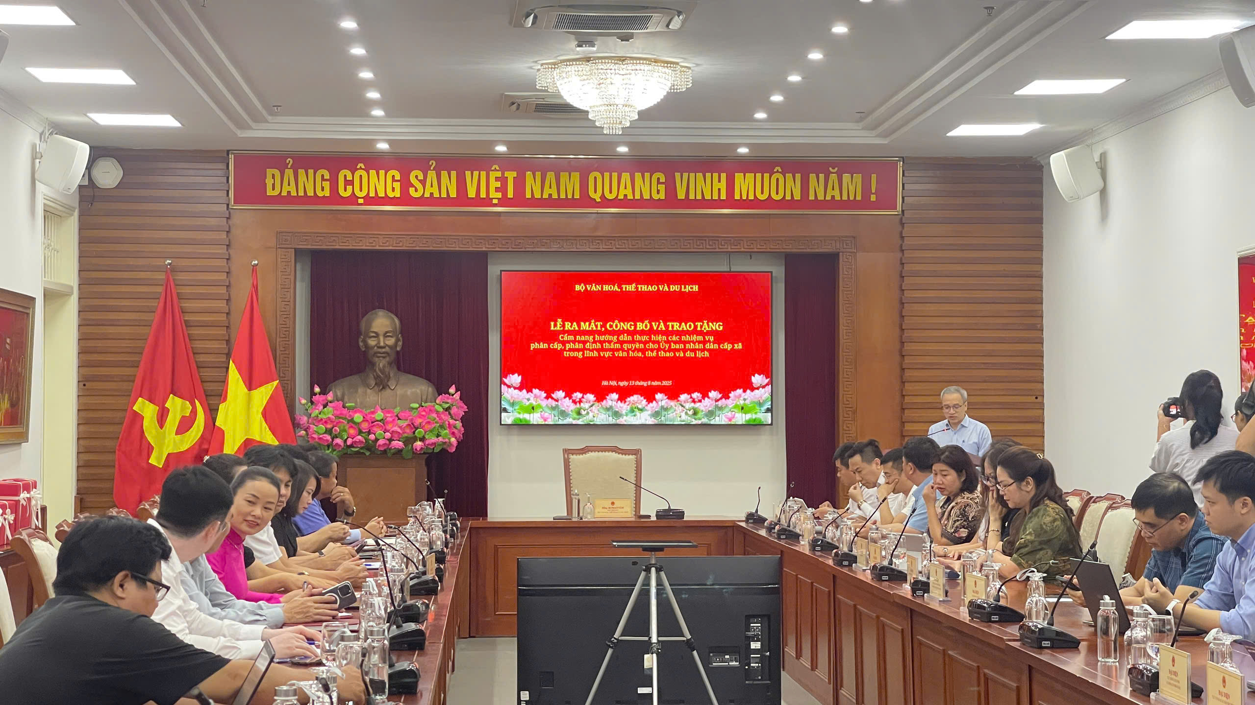 Ra mắt cẩm nang lĩnh vực VH-TT-DL tại ch&iacute;nh quyền địa phương 2 cấp- Ảnh 2.