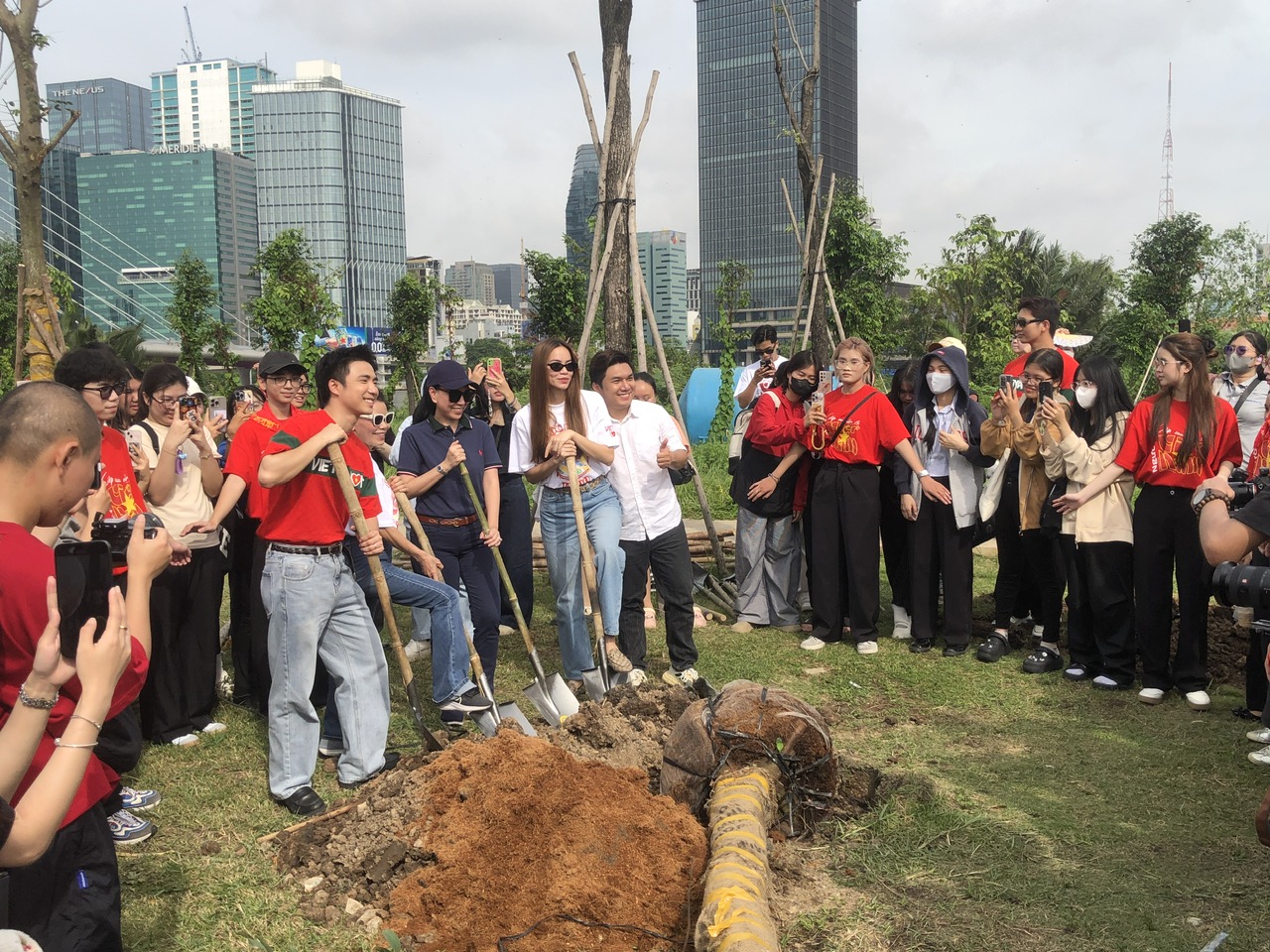 Hồ Ngọc Hà và dàn sao Việt trồng cây lúc bình minh - Ảnh 4.