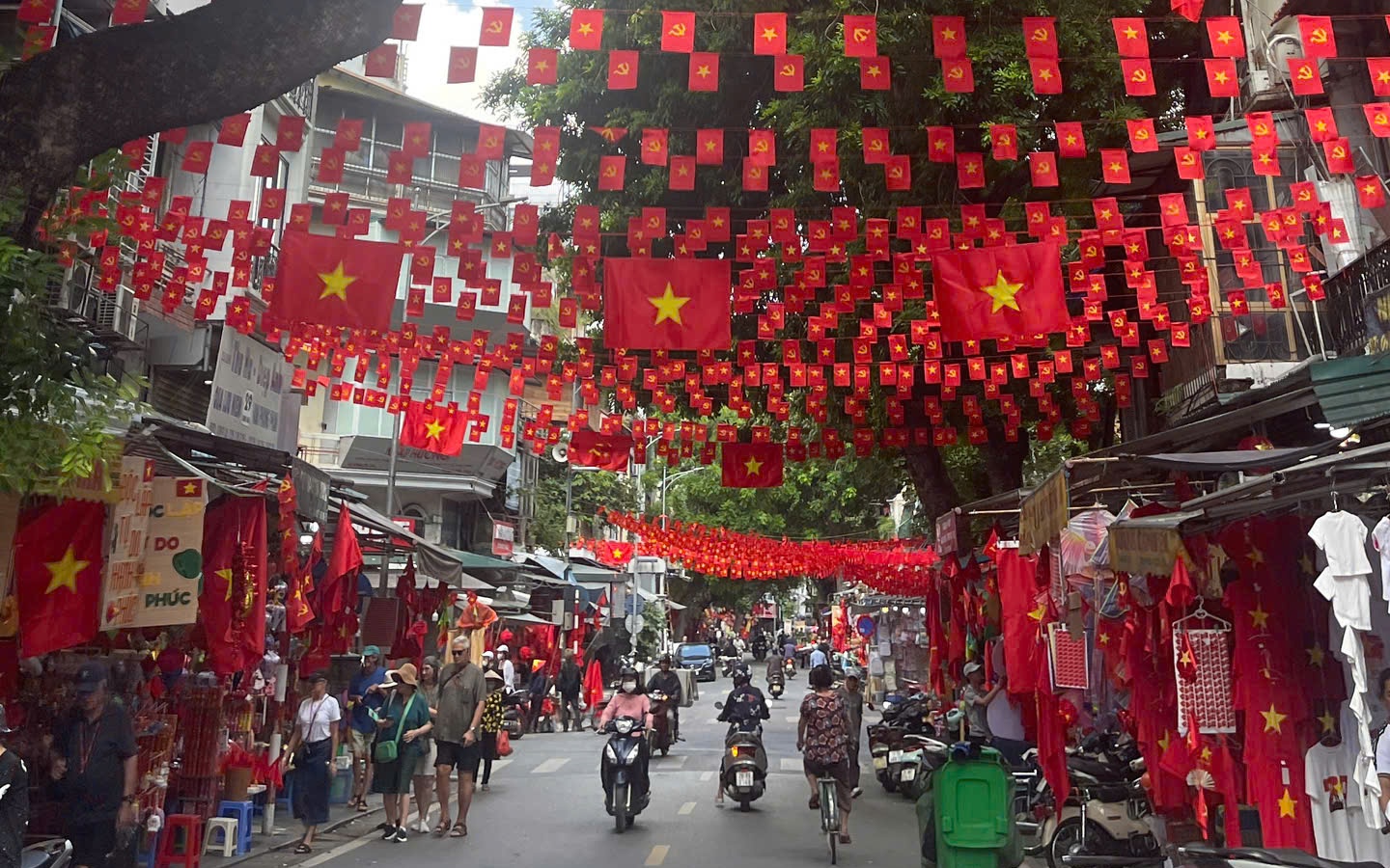 Hà Nội rực rỡ sắc cờ chào mừng 80 năm Quốc khánh 2-9