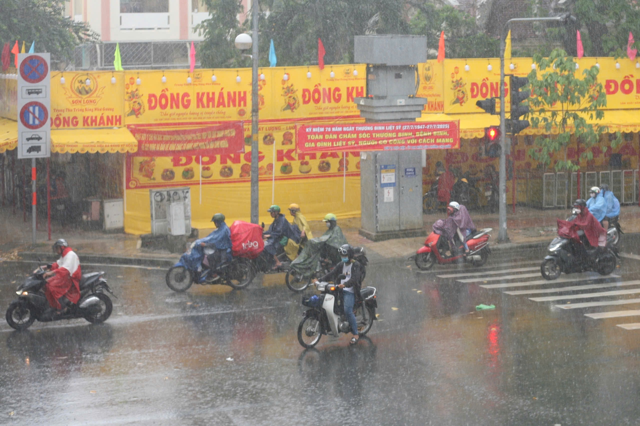 Đầu giờ chiều, TP HCM mưa trắng trời - Ảnh 4.