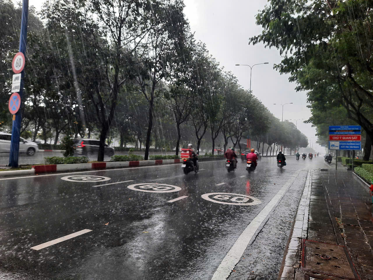 Đầu giờ chiều, TP HCM mưa trắng trời - Ảnh 2.