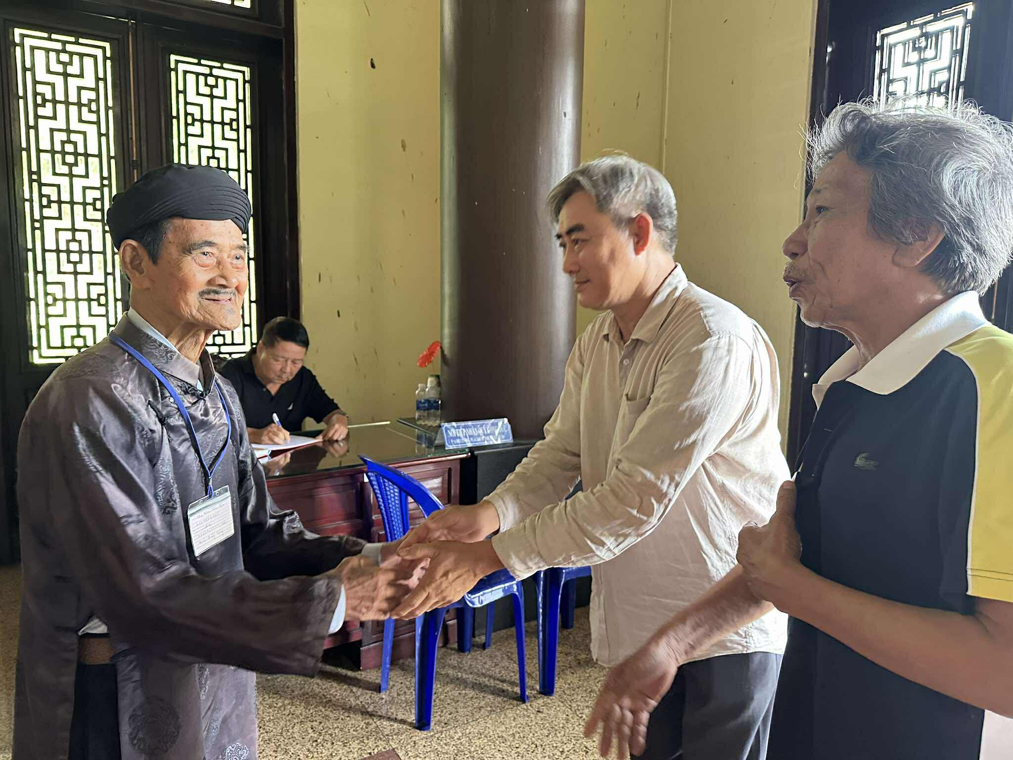 Tác giả, nghệ sĩ TP HCM gặp gỡ người giữ lửa ký ức về Thủ khoa Bùi Hữu Nghĩa - Ảnh 2.