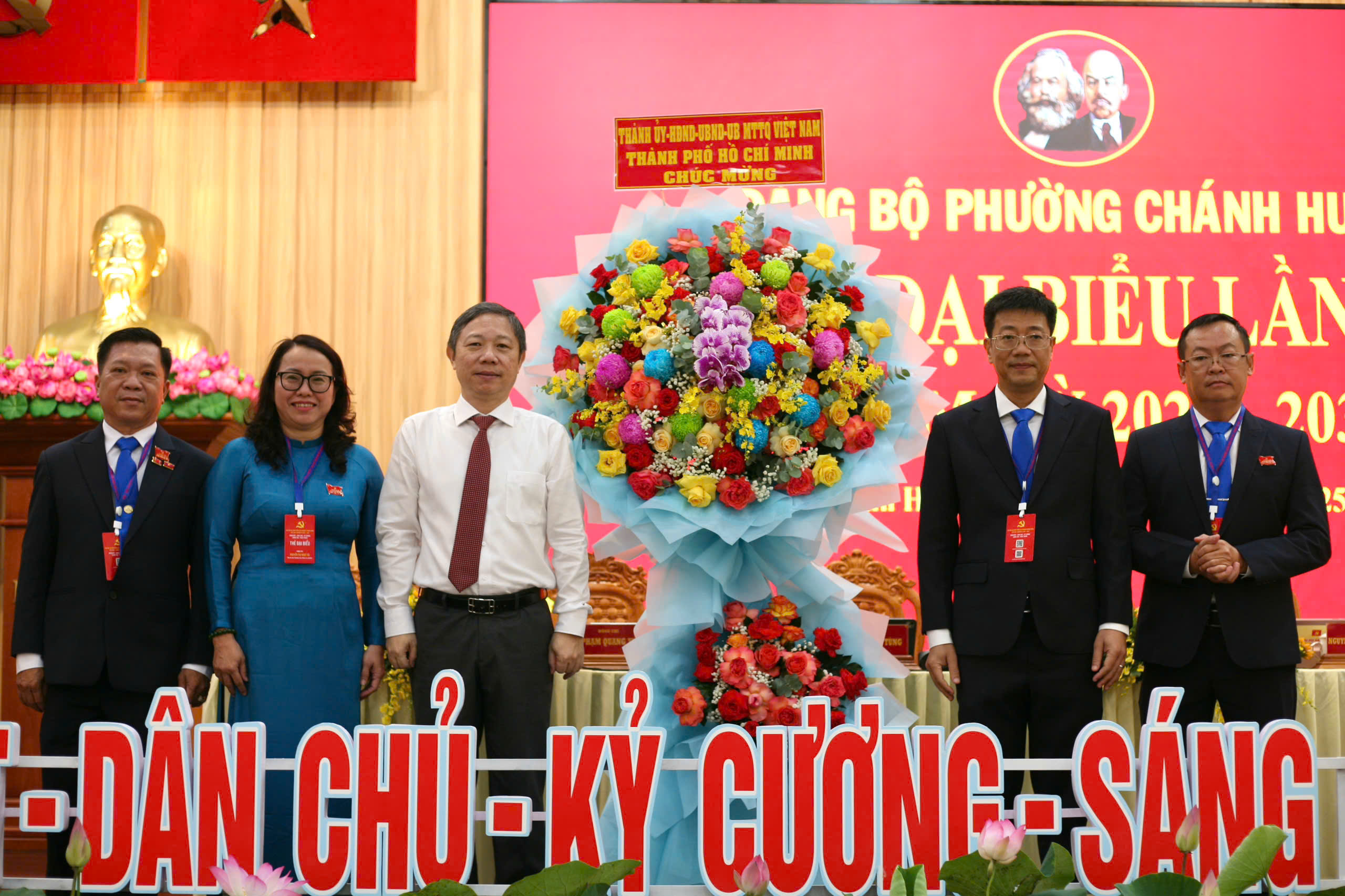 Hơn 200 đại biểu tham dự Đại hội Đảng bộ phường Ch&aacute;nh Hưng - Ảnh 1.