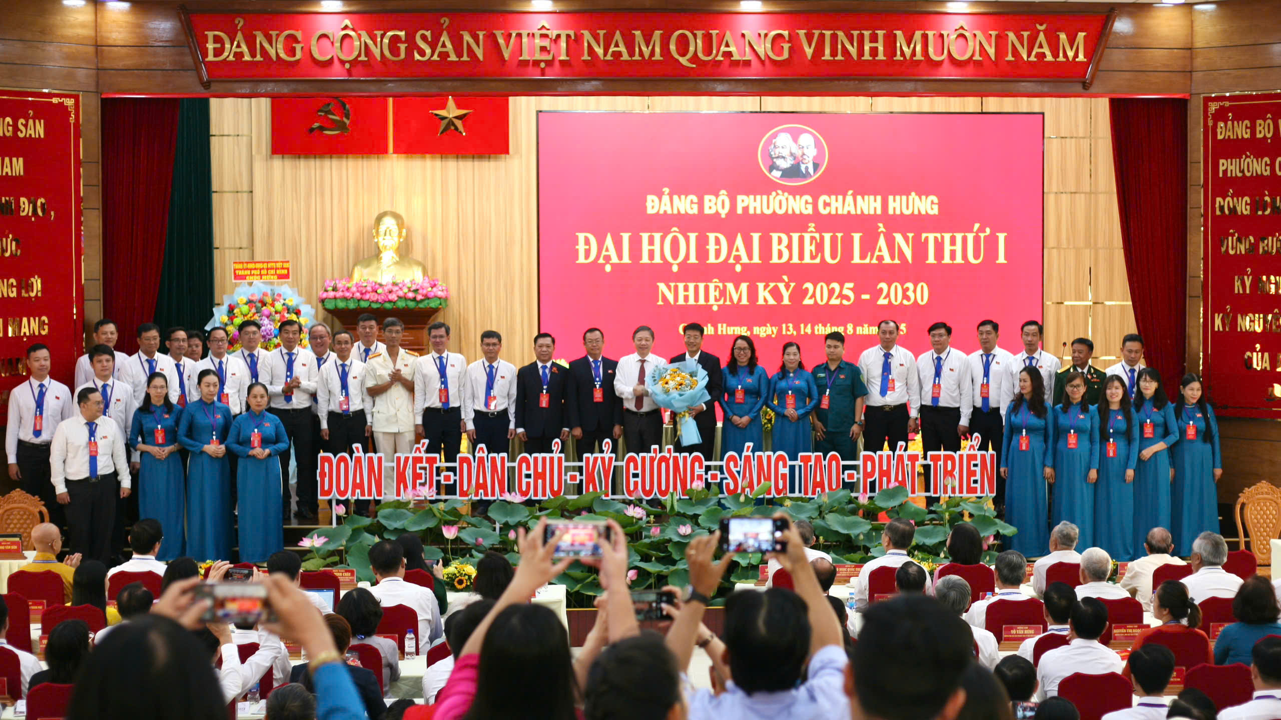 Hơn 200 đại biểu tham dự Đại hội Đảng bộ phường Ch&aacute;nh Hưng - Ảnh 9.