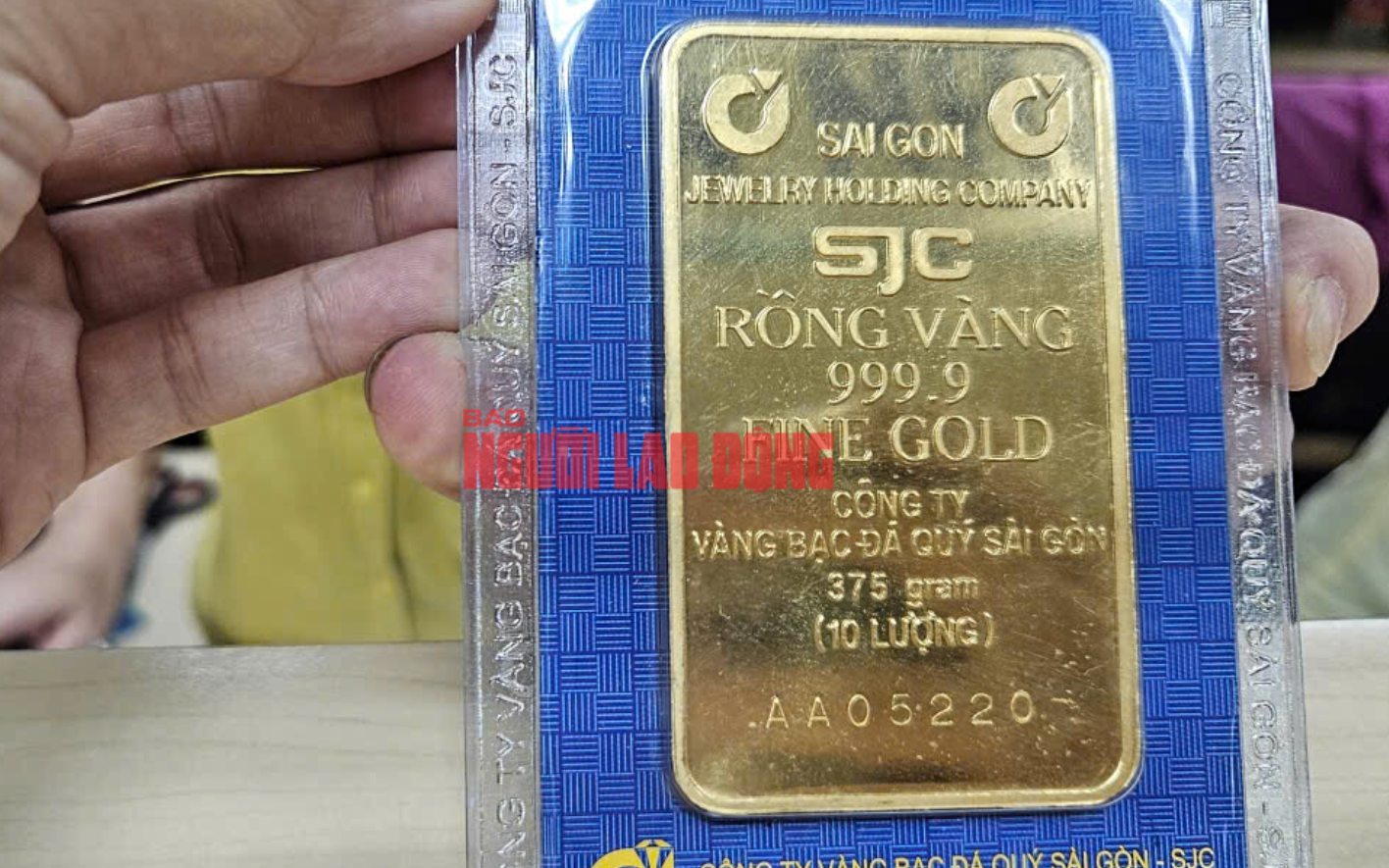 Giá vàng miếng SJC tiếp tục tăng nhanh , giảm chậm Bất chấp giá thế giới lao dốc - Ảnh 1.