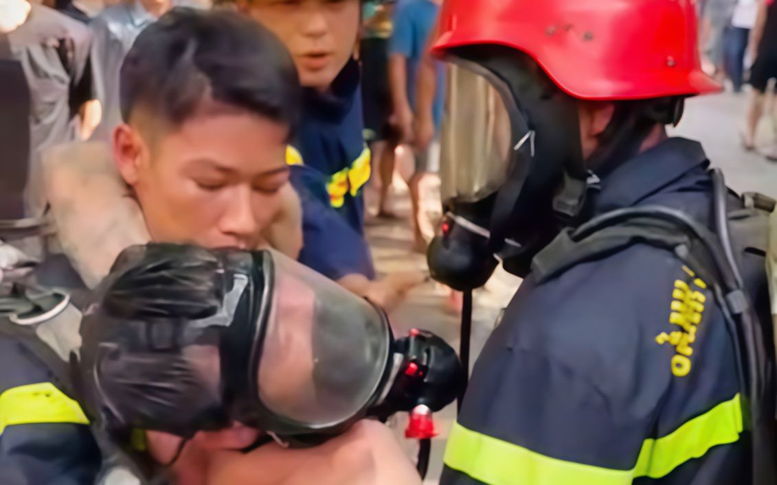 Người đàn ông nghi phóng hỏa, mắc kẹt trong căn nhà cháy