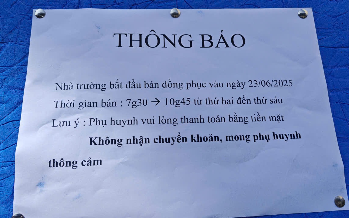 Mua đồng phục cho con, một số trường ở TP HCM không nhận chuyển khoản