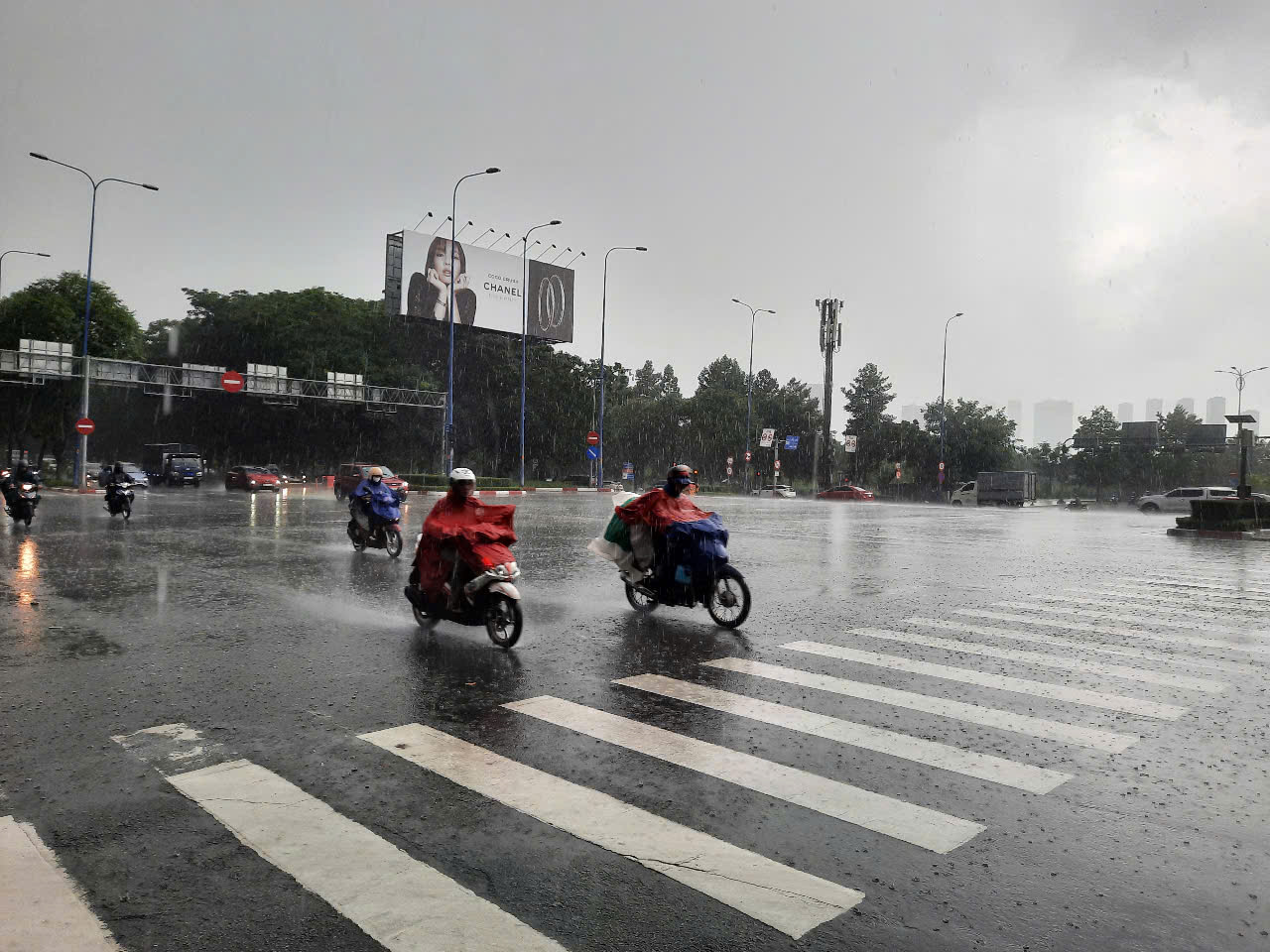 Đầu giờ chiều, TP HCM mưa trắng trời - Ảnh 3.