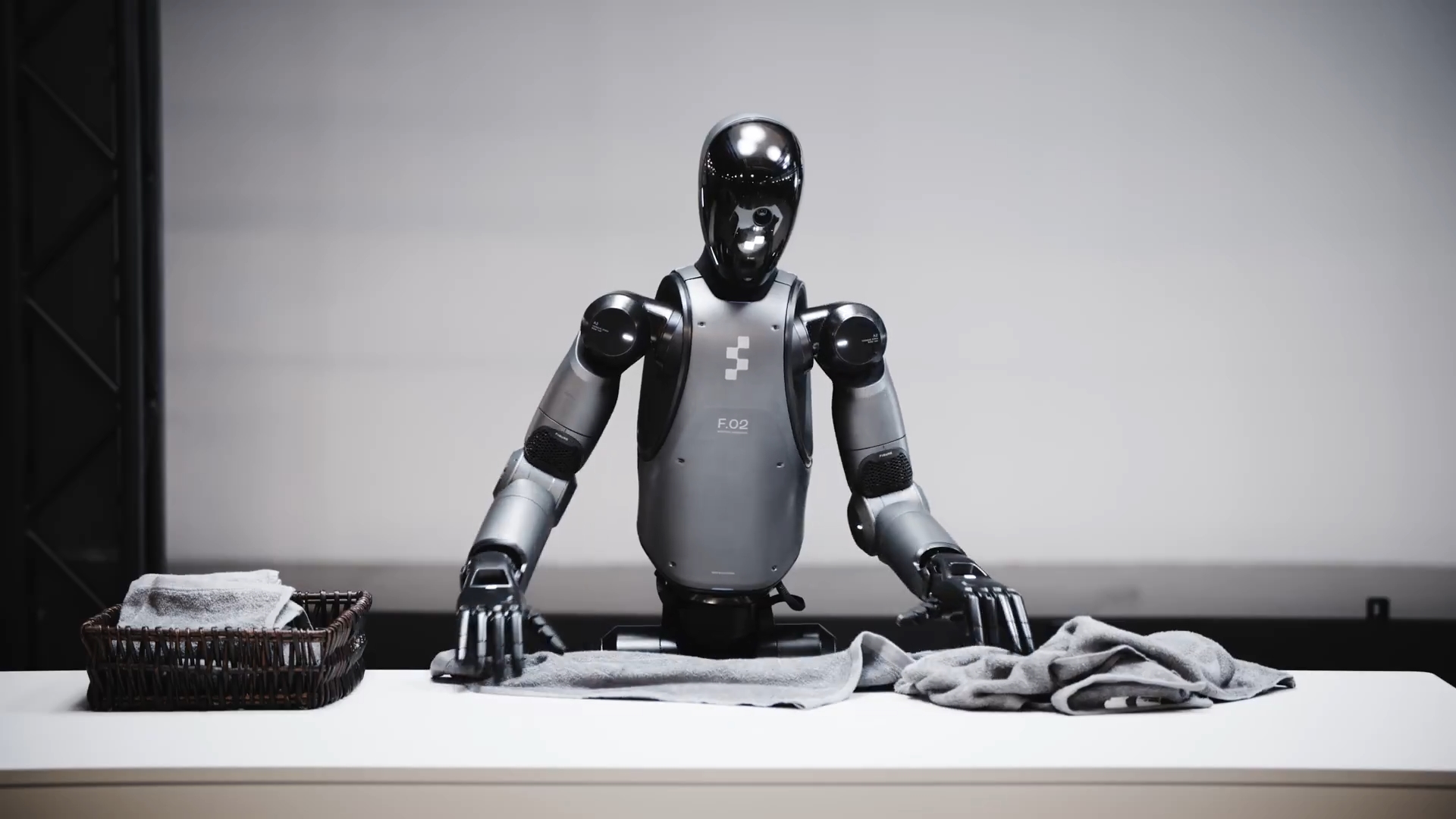 Robot “thần thánh” gấp quần áo siêu gọn – nói một câu là làm ngay! - Ảnh 1.