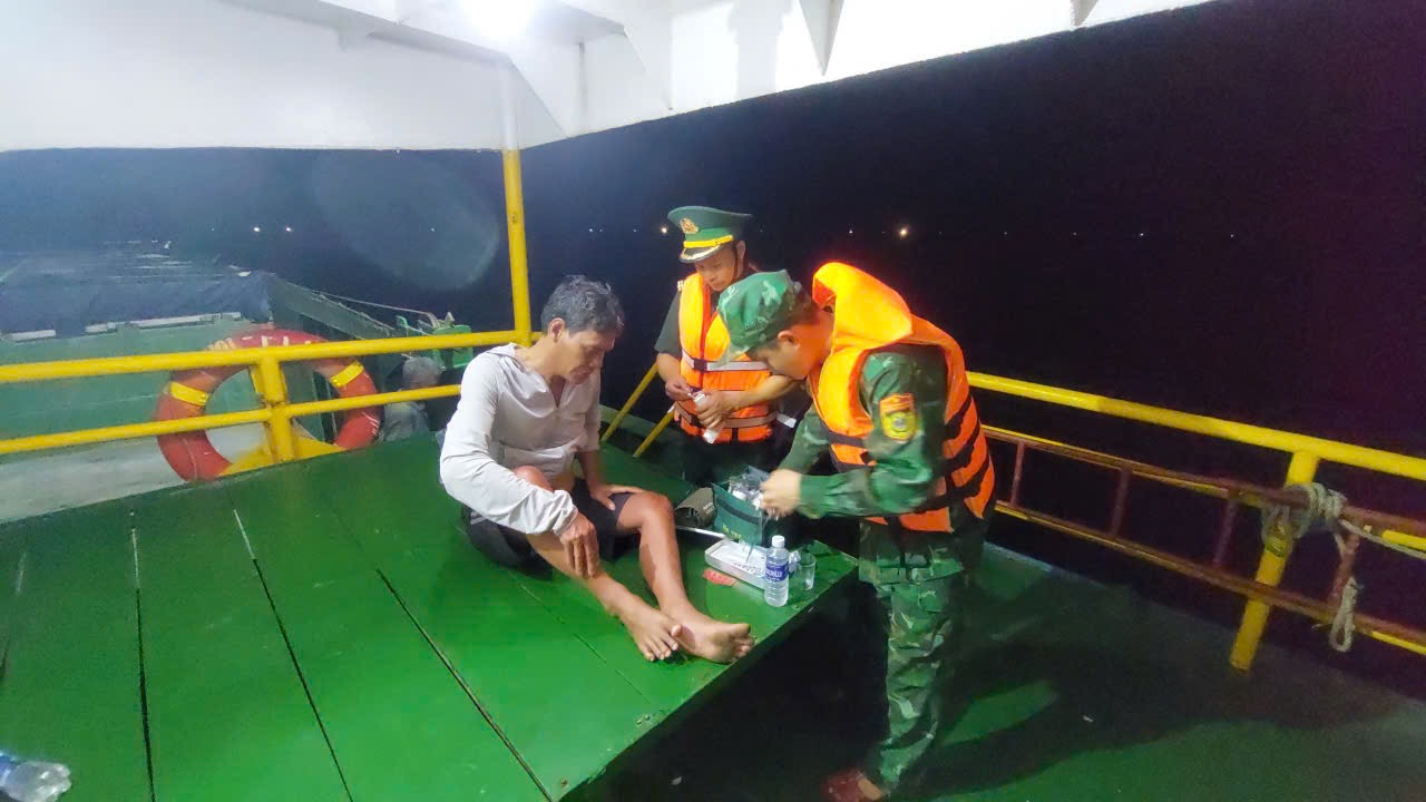 Ngư d&acirc;n Gia Lai sống s&oacute;t kỳ diệu sau 24 giờ tr&ocirc;i dạt tr&ecirc;n biển - Ảnh 1.