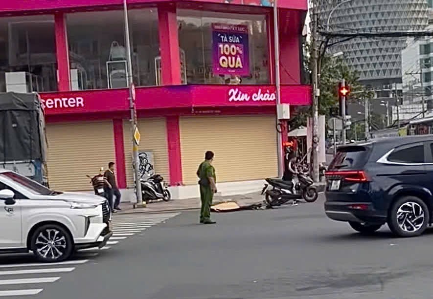 Tai nạn nghi&ecirc;m trọng l&uacute;c rạng s&aacute;ng ở phường X&oacute;m Chiếu, TP HCM- Ảnh 1.