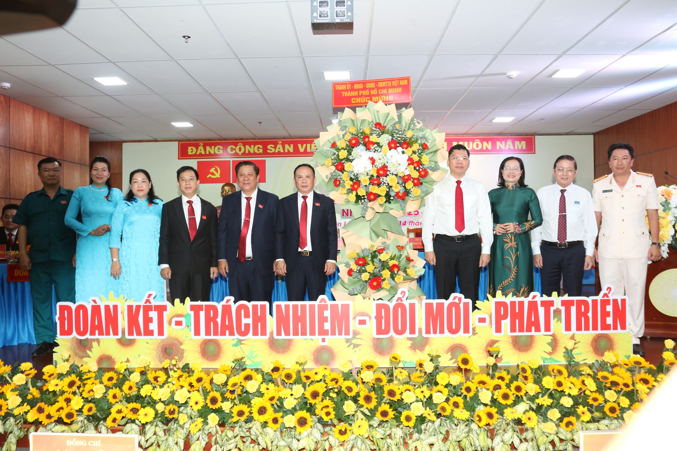 &Ocirc;ng L&acirc;m H&ugrave;ng Tấn giữ chức B&iacute; thư Đảng ủy phường c&oacute; mật độ d&acirc;n số đứng thứ 2 trong cả nước - Ảnh 1.