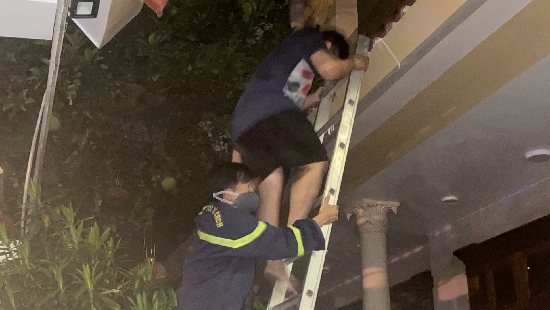 Cứu 5 người trong đám cháy giữa đêm ở Đà Nẵng - Ảnh 1.